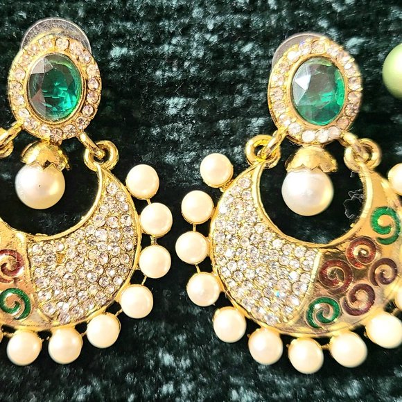 Beautiful- Semi-Precious Green/Clear Stones with Pearls - Round Earrings - Picture 4 of 12